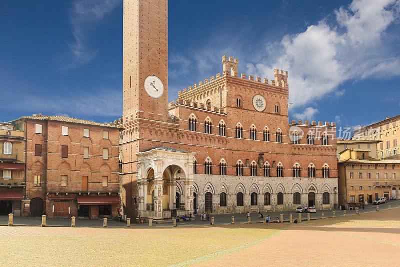 意大利托斯卡纳锡耶纳的Campo广场和Mangia Tower。
